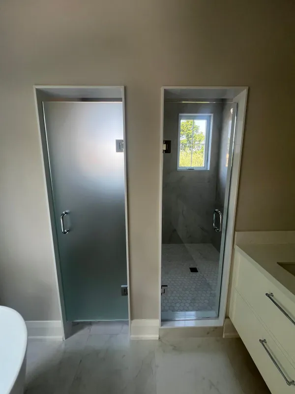 Acid-etched and clear glass shower doors, 10 mm — Burlington