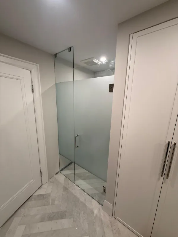 Shower glass with acid-etched line detail, 10 mm — Mississauga