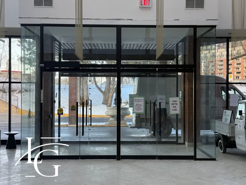 Commercial storefront glass entrance system