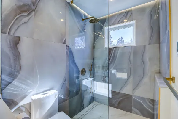 Ensuite frameless shower, 10 mm tempered — Toronto