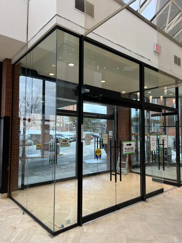 Frameless glass entrance with door, 12 mm — Oakville