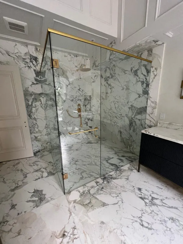 Header-system shower with gold hardware, 10 mm — Vaughan