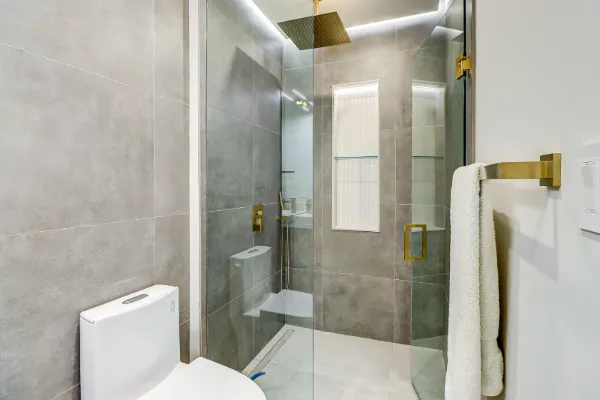 Luxury ensuite shower and bath glass, 10 mm — Oakville