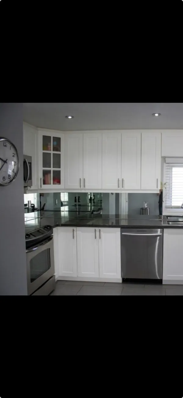 Mirror backsplash behind kitchen counter, 6 mm — Toronto