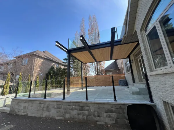 Post-system deck glass railing, 10 mm — Hamilton