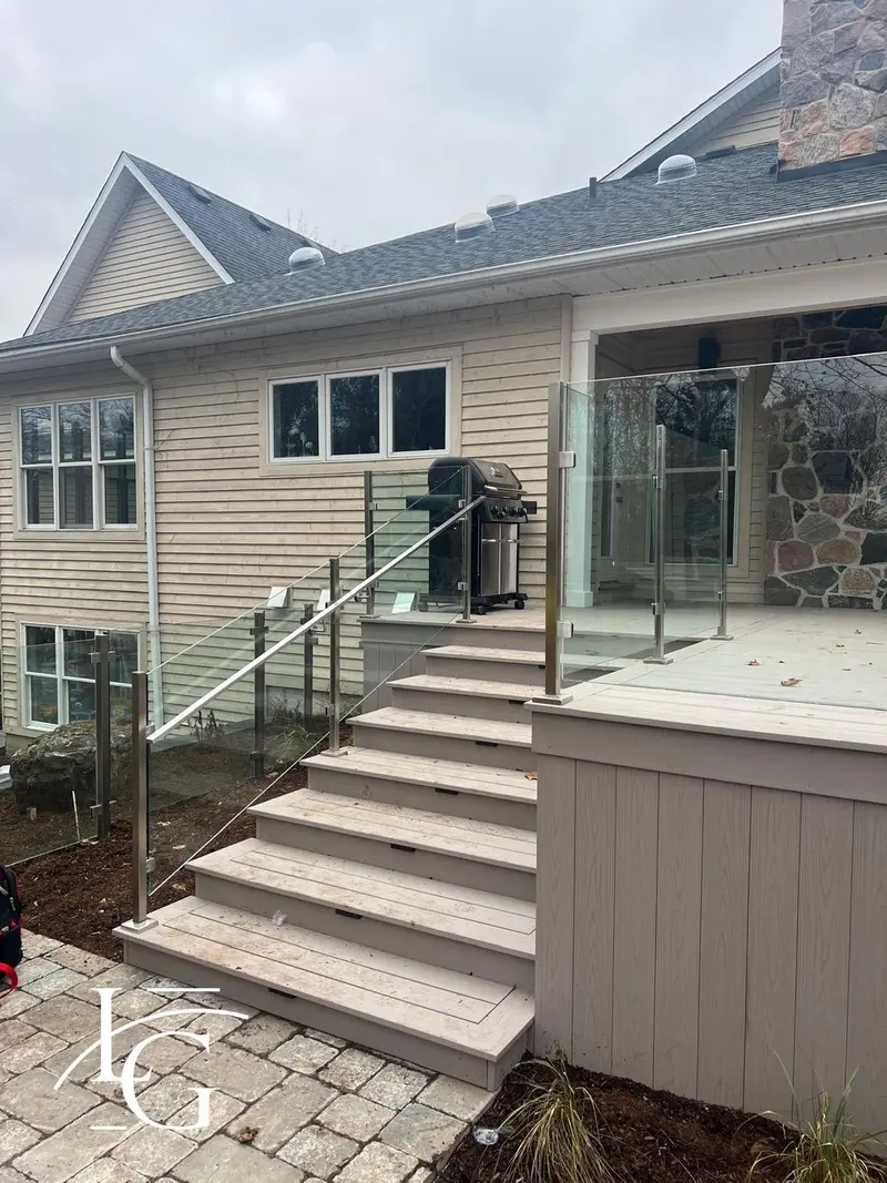 Post-system glass railing on porch stairs, 10 mm — Hamilton