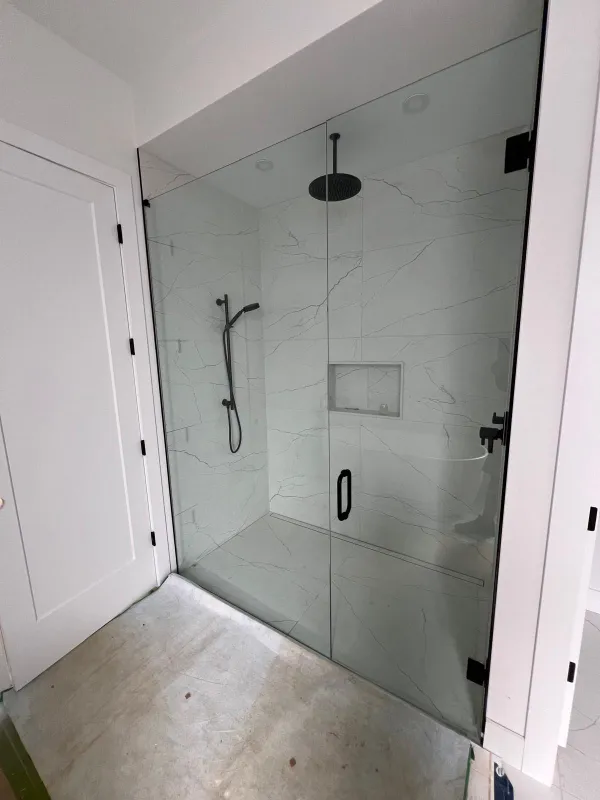 Same-height shower door and panel, 10 mm — Milton