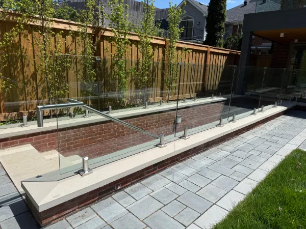 Spigot glass railing with handrail, 12 mm — Oakville