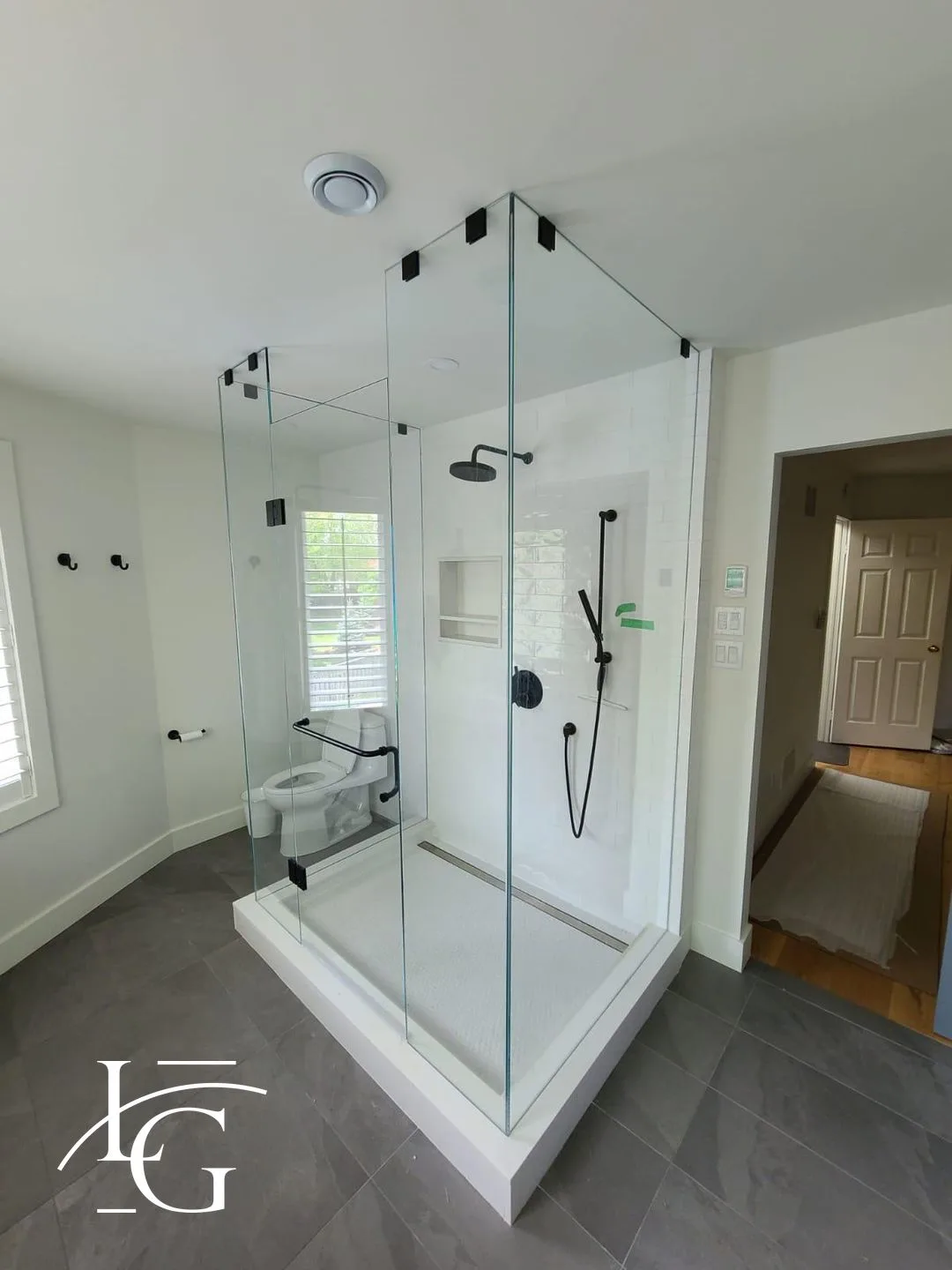 Crystal-clear protected low-iron glass shower