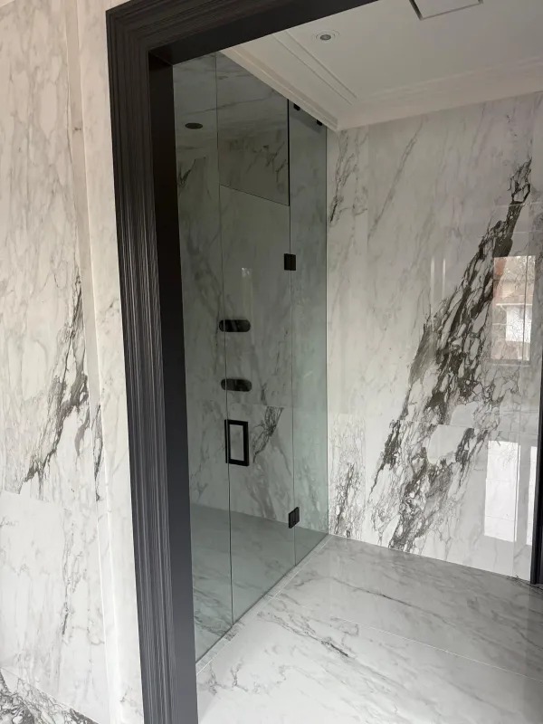 Three-piece frameless shower door, 10 mm — Mississauga