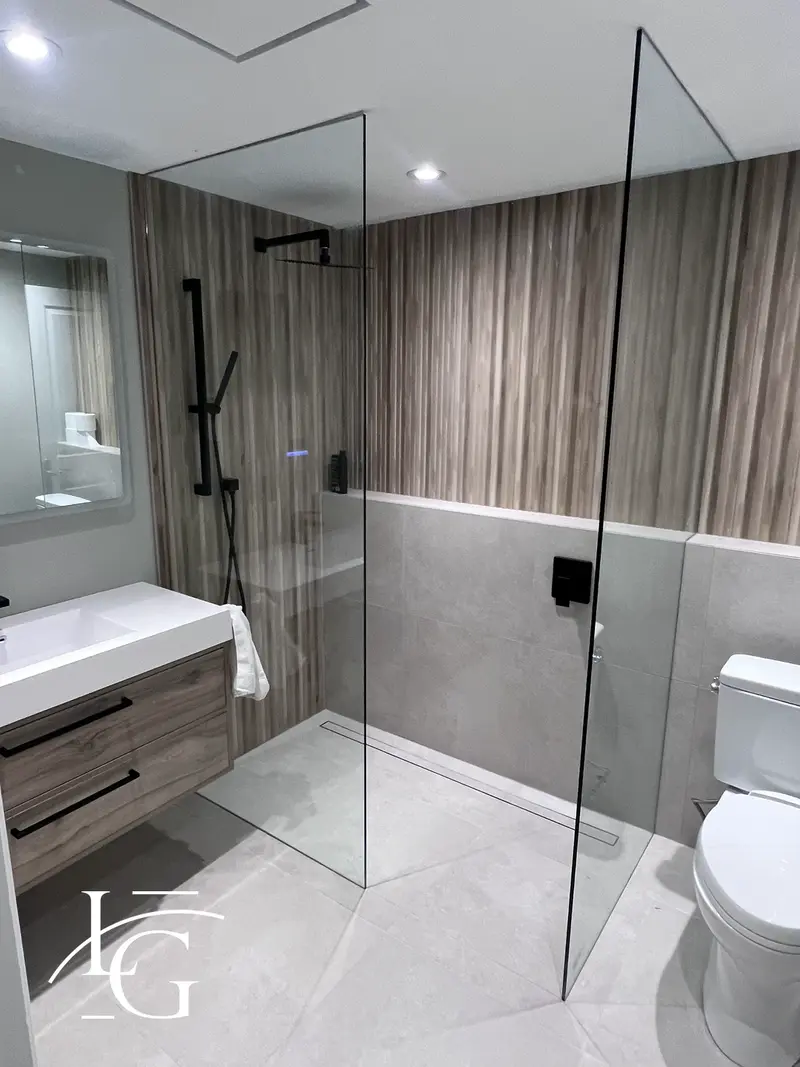 Walk-in shower fixed glass panels, 10 mm low-iron — Toronto